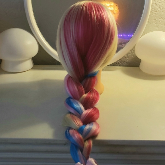 💖 Accessorizing Girls Mannequin Head | PRE-LOVED 🌈 - Picture 4 of 7